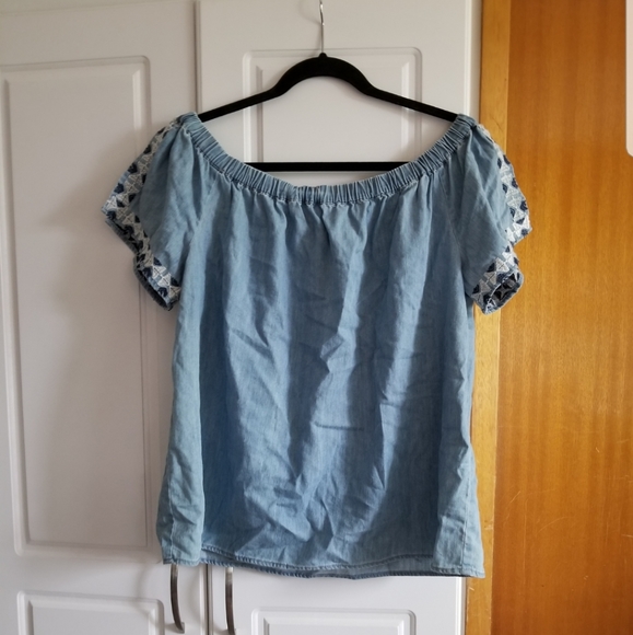 Vince Camuto Tops - 🍁🌺Vince Camuto off shoulder denim top with open sleeve detailing